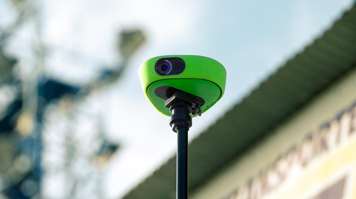Camera VEO montată pe trepied la marginea terenului