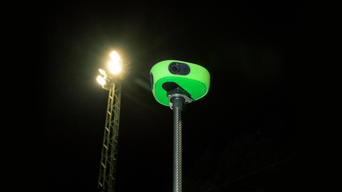 Camera VEO filmând seara, sub nocturnă